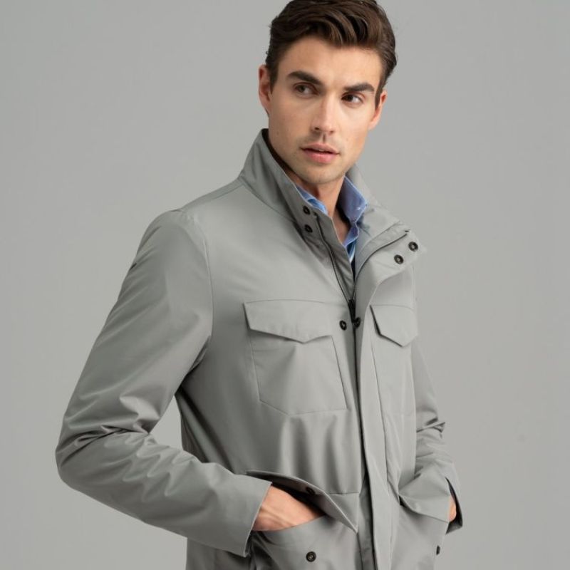 Ragazzo mezzo busto con field jacket grigio ghiaccio